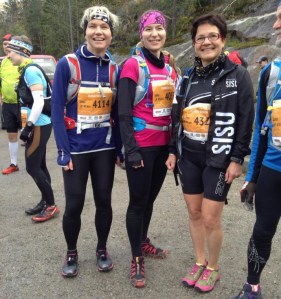 Sisu-tytöt Satu, Inka ja Sointu ennen maratonin starttia.